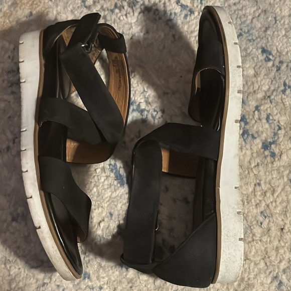 Sofft Reston suede black strap ankle sandals Velcro closing white wedge heels 7 - Picture 3 of 9